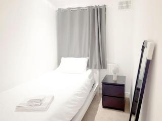 3 Bedroom House Northolt - - 7