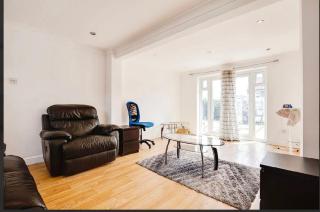 3 Bedroom House Northolt - - 5