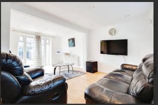 3 Bedroom House Northolt - - 4
