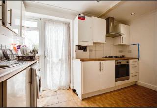 3 Bedroom House Northolt - - 2