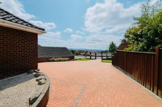 Stylish 5-Bedroom Detached Bungalow - Sleeps 10 - Large Garden & Private Parking, Ideal for Long & Short Stay - Dudley - 8