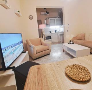 Your Cozy Base Just Around the Corner from Piraeus Port - Pireo - 0