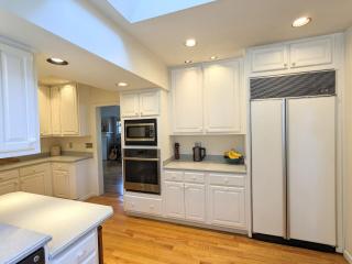 Charming 4 BR W Hot Tub 3 Kings Walk to Downtown - Bloomington - 3