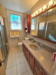 Charming 4 BR W Hot Tub 3 Kings Walk to Downtown - Bloomington - 2
