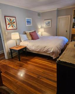 Charming 4 BR W Hot Tub 3 Kings Walk to Downtown - Bloomington - 1