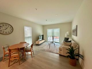 Modern Cozy 2 bedroom FREE Parking & High Speed Wifi - 4