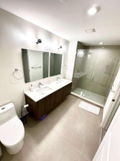 Modern Cozy 2 bedroom FREE Parking & High Speed Wifi - 4