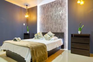 5 bedroom, with Arcade machine and foosball, 1 block from Lleras park P3 - 1