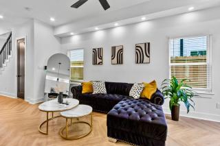 Luxury 4BR Escape 10mins to NRG, Dwtn HTX, Zoo, and MedCtr - 0