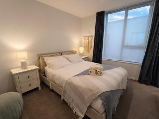 CBD 2 Bed 2 Bath Parkside Retreat With FreeParking - Christchurch - 5