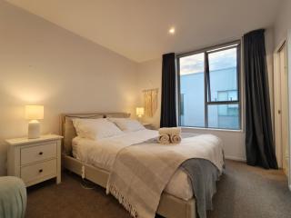 CBD 2 Bed 2 Bath Parkside Retreat With FreeParking - 2