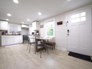 5 Mins to City - Fenced Yard, Free Parking, PetsOK - Charlotte - 0