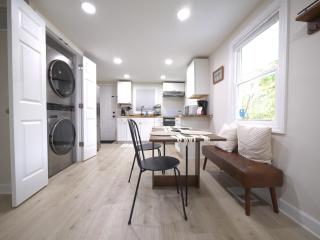 5 Mins to City - Fenced Yard, Free Parking, PetsOK - Charlotte - 4