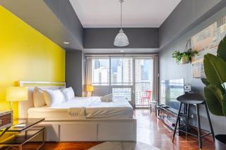 Central Stay w King bed near Greenbelt 55-In TV - Manila - 0