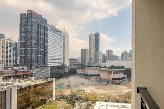 Central Stay w King bed near Greenbelt 55-In TV - Manila - 9