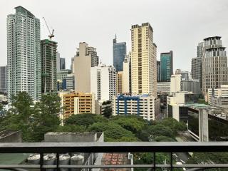Central Stay w King bed near Greenbelt 55-In TV - Manila - 1