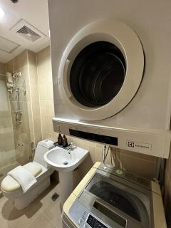 Tropical Wood Studio w Balcony Near Greenbelt Pool and Gym Access - Manila - 6
