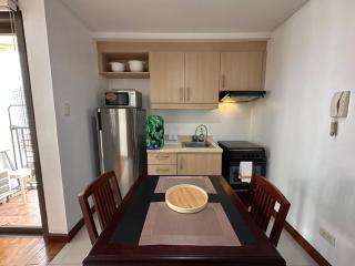 Tropical Wood Studio w Balcony Near Greenbelt Pool and Gym Access - Manila - 5