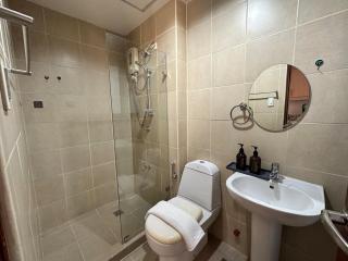 Tropical Wood Studio w Balcony Near Greenbelt Pool and Gym Access - Manila - 4