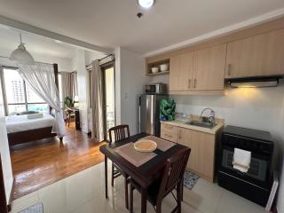 Tropical Wood Studio w Balcony Near Greenbelt Pool and Gym Access - Manila - 1