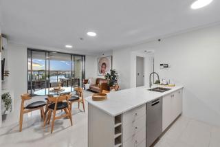 Skyline Stunner 3Bed-2Bath-1Car-VIEWS - CBD - Brisbane - 1