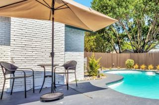 Jacuzzi & Pool House w/Game Room + Fire table - The Colony - 1