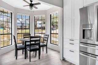 Jacuzzi Lakefront Home w/ Game room+play structure - 5