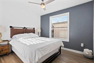 Group Stay 4BR2&BA Walk to UH Sleeps 12 - 6