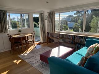 Sunny cosy getaway near beach - Paekakariki - 0