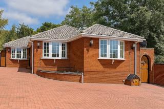 Stylish 5-Bedroom Detached Bungalow - Sleeps 10 - Large Garden & Private Parking, Ideal for Long & Short Stay - Dudley - 7