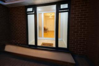 Stylish 5-Bedroom Detached Bungalow - Sleeps 10 - Large Garden & Private Parking, Ideal for Long & Short Stay - Dudley - 5