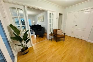 Stylish 5-Bedroom Detached Bungalow - Sleeps 10 - Large Garden & Private Parking, Ideal for Long & Short Stay - Dudley - 4