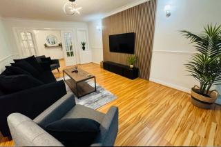 Stylish 5-Bedroom Detached Bungalow - Sleeps 10 - Large Garden & Private Parking, Ideal for Long & Short Stay - Dudley - 3