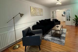 Stylish 5-Bedroom Detached Bungalow - Sleeps 10 - Large Garden & Private Parking, Ideal for Long & Short Stay - Dudley - 2