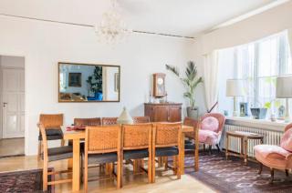 Suurempi ryhmä kuuluisassa Helsinki Villassa - Helsinki - 7