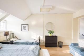 Suurempi ryhmä kuuluisassa Helsinki Villassa - Helsinki - 4