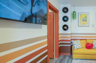 Retro Glam in Ramsay Walk to Stampede Grounds - 9