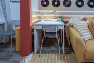 Retro Glam in Ramsay Walk to Stampede Grounds - 8