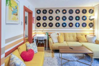 Retro Glam in Ramsay Walk to Stampede Grounds - Calgary - 7