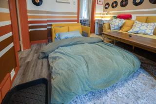 Retro Glam in Ramsay Walk to Stampede Grounds - Calgary - 3