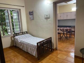 Bright & Breezy 2-Bedroom Centrally Located Home - Jāmb - 8