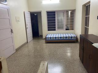 Bright & Breezy 2-Bedroom Centrally Located Home - Jāmb - 3