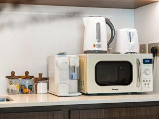 Chic 1 Bedroom with Palm Views in Palace Beach Residence - 2