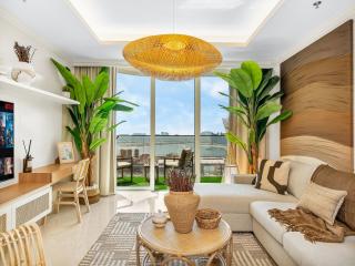 Chic 1 Bedroom with Palm Views in Palace Beach Residence - 0