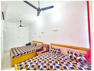 HOTEL SHREE MATE Near Shri Hanuman Garhi Mandir - Junction Railway Station - Fully Air Conditioned Room- A Top Rated Hotel - Ayodhya - 1