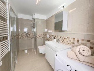 Danube river flat with balcony,free garage - 9