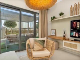 Unique Beach Villa in Dubai Harbour steps to Beach Marina Skyline Views - 3