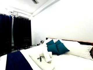 Hotel R Nikunj Palace Near Panchkoshi Parikrama Marg road - Shree Ram Janam Bhoomi & Temple - Best Homestay - Ayodhya - 1