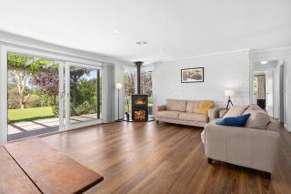 Charming 6-Bed Farmstay with Tree House - - 0