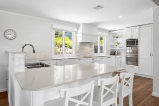 Charming 6-Bed Farmstay with Tree House - - 6
